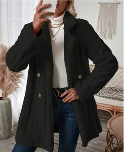 Détail d'un manteau en peluche noir pour femme avec col tailleur et texture relief.