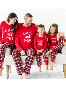 Pigiami natalizi coordinati per la famiglia con pantaloni scozzesi