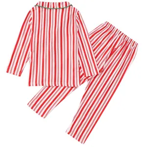 Vista trasera de un pijama de Navidad a rayas rojas y blancas con cuello verde.