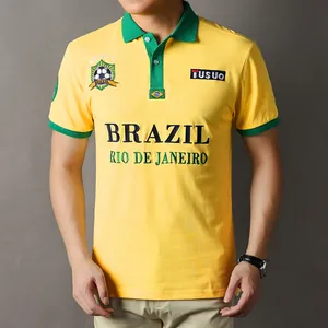 Vista detallada del polo de fútbol brasileño amarillo de algodón bordado para hombres