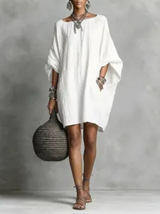 Abito corto in cotone e lino bianco vestibilità comoda con maniche a pipistrello stile boho