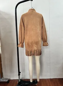 Vintage camelbraunes Wildleder-Hochhalskleid mit langen Ärmeln und stilvollem Fransen-Saum.