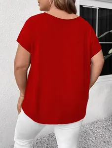 Vue arrière d'un haut rouge à manches courtes grande taille avec une coupe décontractée.
