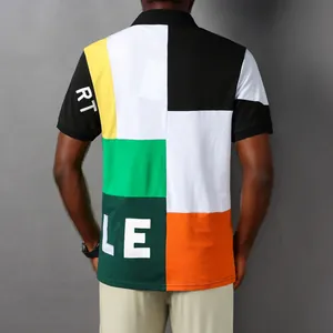 Vista posteriore di una polo da uomo color block con pannelli ricamati