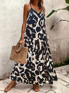 Vista detallada de un vestido largo bohemio con estampado de hojas y tirantes