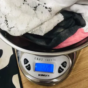 Nahaufnahme des leichten Sommer-T-Shirts mit Farbblock auf einer digitalen Waage mit 122,8 g.