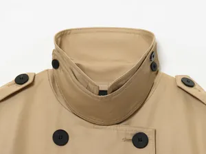 Détail du col et des boutons d'épaule d'un trench-coat classique de couleur beige