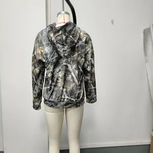 Gedetailleerd achteraanzicht van een stijlvolle hoodie met camouflageprint voor vrije tijd