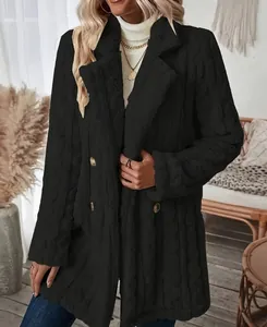 Détail d'un manteau noir en peluche à torsades avec des boutons dorés à double boutonnage