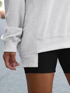 Gedetailleerde weergave van een grijze oversized sweatshirt met zijsplit en short