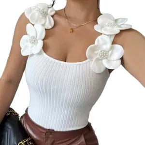 Canotta bianca elegante in maglia a coste con applicazioni floreali 3D e perle da donna