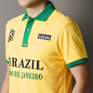 Primer plano de los bordados de Brasil y Río de Janeiro en polo amarillo de hombre