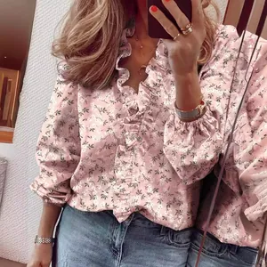 Elegante camicetta rosa a fiori a maniche lunghe con balze sullo scollo e polsini per donna