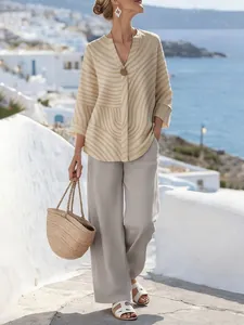 Elegantes gestreiftes V-Ausschnitt Top mit weiter Hose für ein schickes Strandoutfit