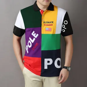 Détail d'un polo color-block en patchwork avec une broderie ULTIMATE de qualité