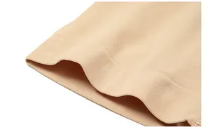 Nahaufnahme des nahtlosen Beinausschnitts einer hautfarbenen Miederhose mit hoher Taille