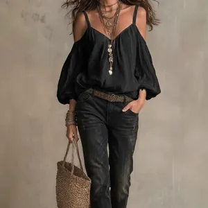 Elegante blusa negra con hombros descubiertos, tirantes finos y mangas abullonadas