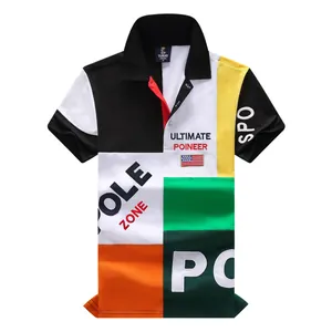Vista dettagliata di una polo patchwork multicolore con testo pioneer ricamato sopra