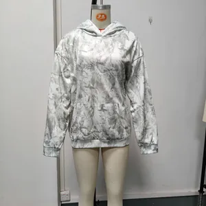 Detailansicht eines lässigen Kapuzenpullovers für Damen mit grauem Walddruck auf Mannequin.