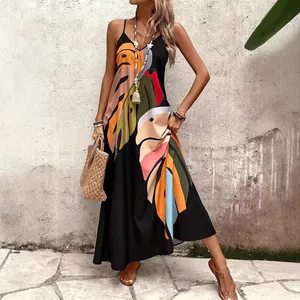 Detalle del colorido estampado de hojas tropicales en un vestido largo bohemio negro