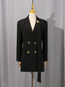 Blazer noir élégant pour femme avec boutons dorés et détail de broche soleil chic