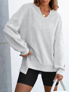 Detail van een oversized lichtgrijs damessweatshirt met V-hals en zijsplitjes voor herfst