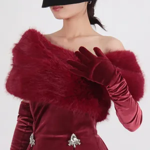 Dettaglio vestito natalizio velluto rosso con bordo pelliccia sintetica e strass