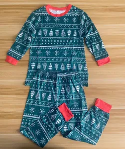 Vue à plat d'un ensemble de pyjama vert foncé avec col et poignets rouges vifs