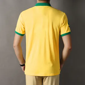 Vista trasera de un polo de fútbol brasileño amarillo con cuello y puños verdes