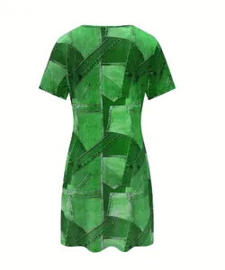 Vue arrière de robe t-shirt à manches courtes avec imprimé patchwork denim vert