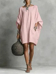 Abito midi in lino rosa con maniche a pipistrello per un look estivo casual e rilassato