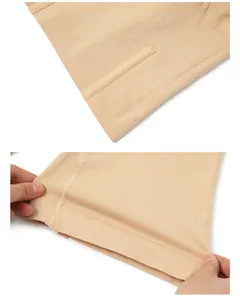 Detailansicht des nahtlosen Gewebes und der Elastizität der Bauchweg-Miederhose.
