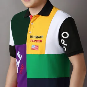 Gros plan d'un polo en coton patchwork multicolore avec une broderie détaillée
