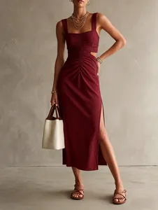 Elegante abito midi bordeaux arricciato da vacanza con spacco laterale e cut-out