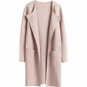 Elegante cardigan lungo a maniche lunghe da donna con risvolto e tasche in rosa chiaro.