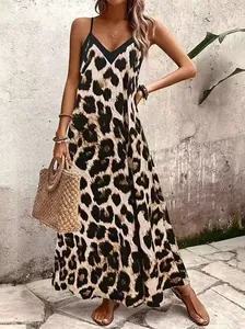 Detalle de vestido largo con estampado de leopardo, escote en V y tirantes finos
