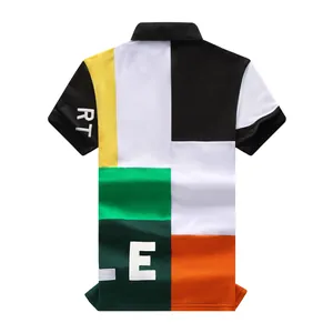 Vista posteriore di una polo in cotone patchwork multicolore con ricamo bianco