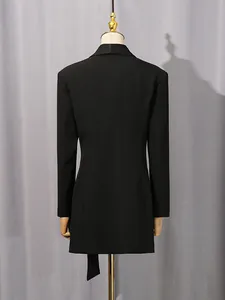 Blazer noir professionnel pour femme vu de dos sur un mannequin de couture élégant
