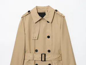 Détail du trench-coat classique kaki à boutonnage double avec ceinture