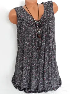 Detalle de una camiseta sin mangas de verano para mujer con cuello en V y estampado floral gris.
