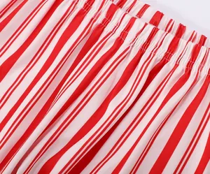 Primer plano de la cintura elástica del pijama navideño a rayas rojas y blancas