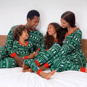 Ensemble Pyjama Noël Famille Imprimé Vert Rouge Contraste Nordique Flocon de Neige Sapin Homewear Pour Famille