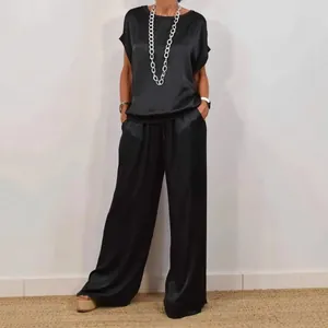 Elegant los zwart satijnen tweedelig setje met shirt met korte mouwen en wijde pijpen