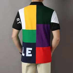 Vue détaillée d'un polo pour homme en coton avec motifs de patchwork colorés au dos.