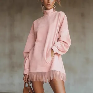 Elegantes rosa Wildleder-Rollkragenkleid mit Fransenbesatz und langen Ärmeln für Damen