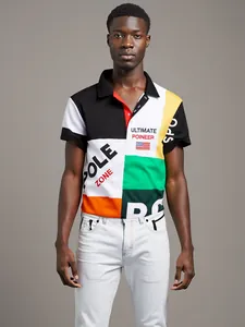 Polo da uomo elegante con motivi patchwork colorati e design casual a maniche corte