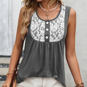 Camiseta gris de punto para mujer con encaje blanco y botones decorativos en el cuello