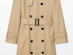 Gros plan d'un trench-coat croisé classique kaki avec une ceinture à boucle noire
