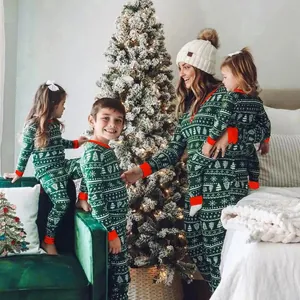 Ensemble de pyjamas de Noël assortis pour la famille avec imprimé vert et bord rouge