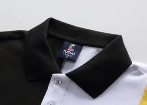 Primo piano del colletto e dell'etichetta del marchio di una polo in cotone a blocchi di colore.